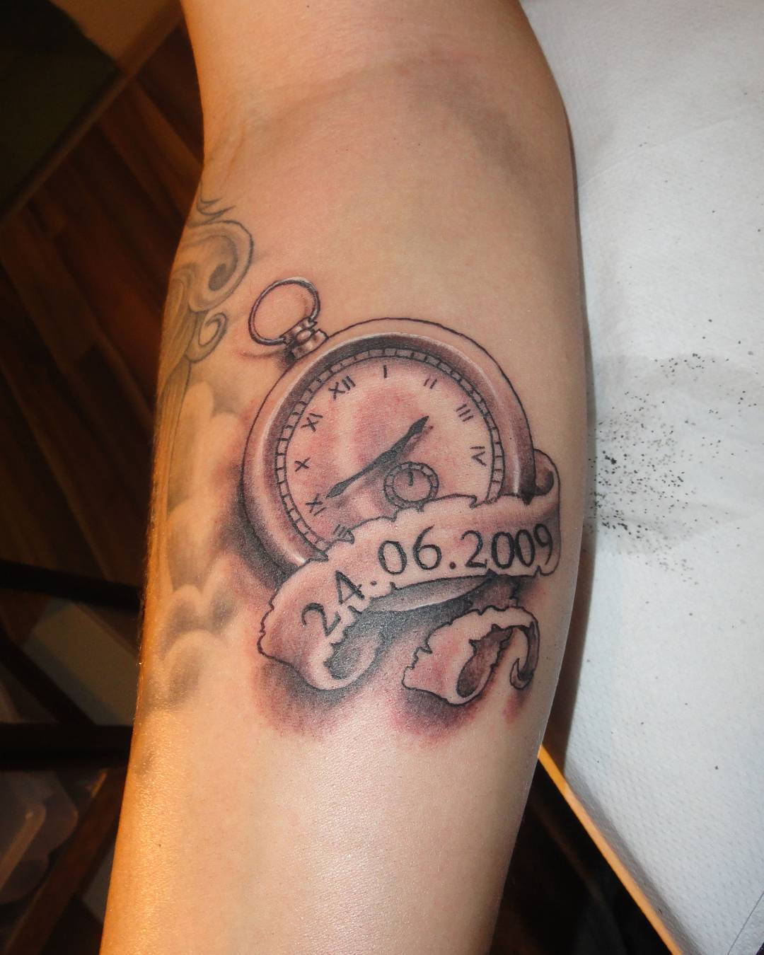 范先生小臂上的时钟纹身图案