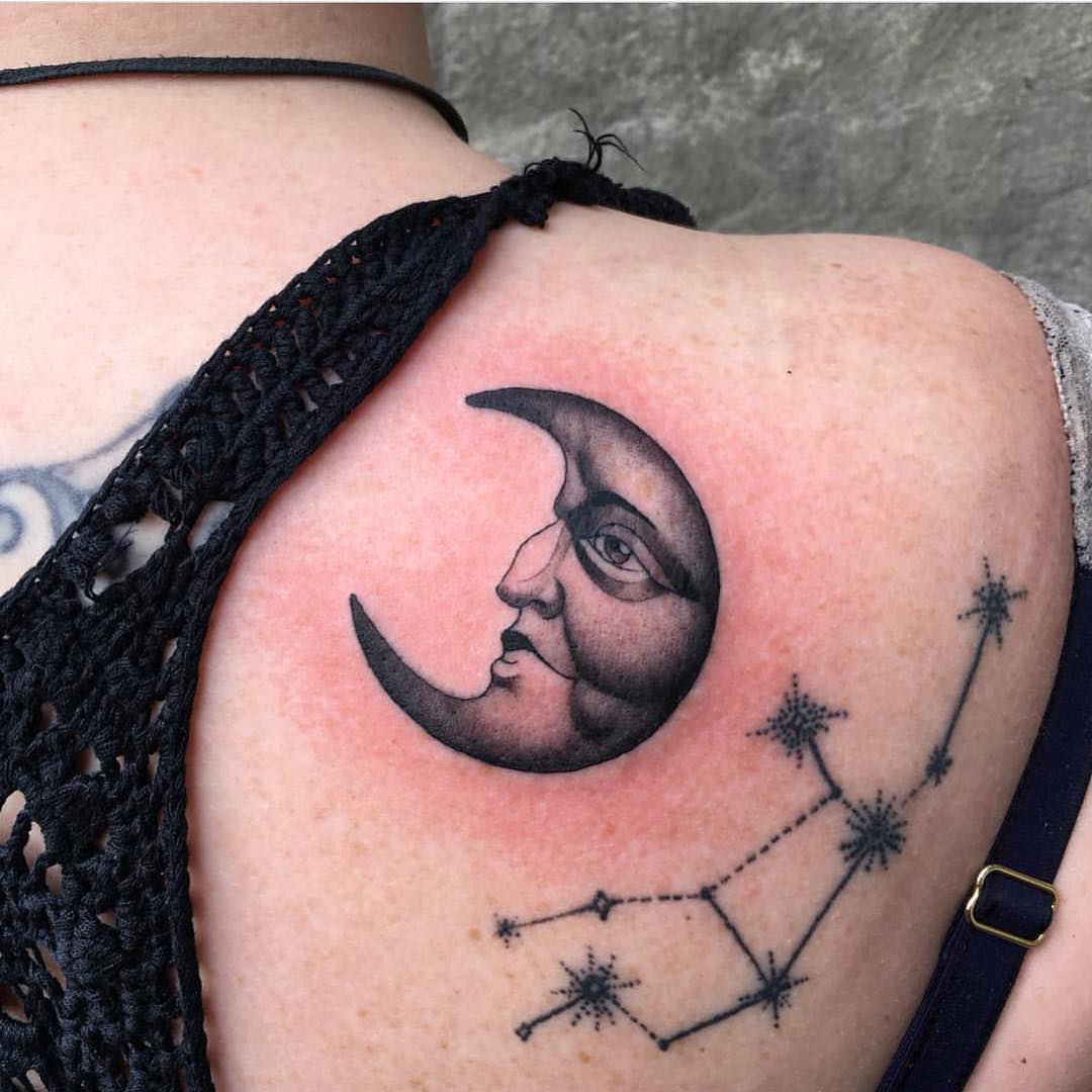 贺小姐后背写实人脸月亮纹身图案