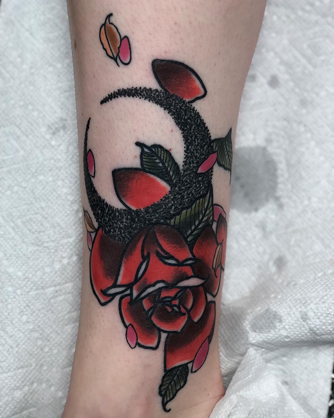 杨小姐脚踝玫瑰月亮纹身图案