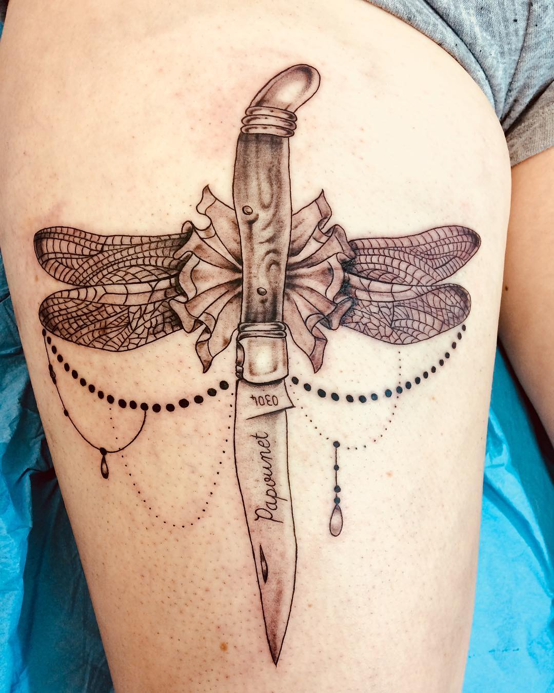 师小姐大腿匕首蜻蜓纹身图案