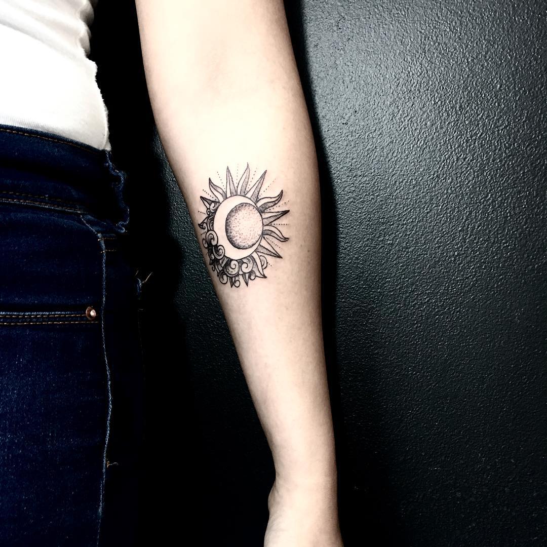 郝小姐小臂月亮太阳图腾纹身图案